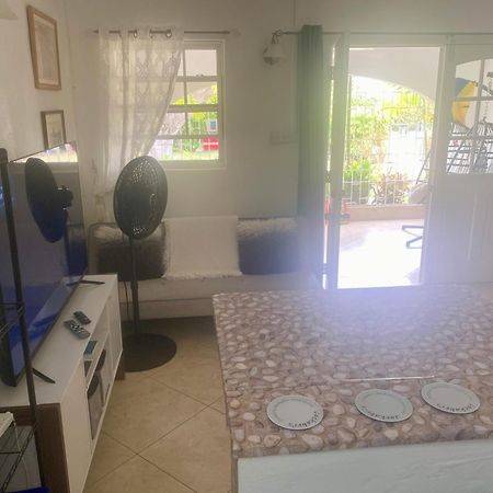 West Coast 1 Bedroom Apartment 66 - Close To Beach Saint James Extérieur photo