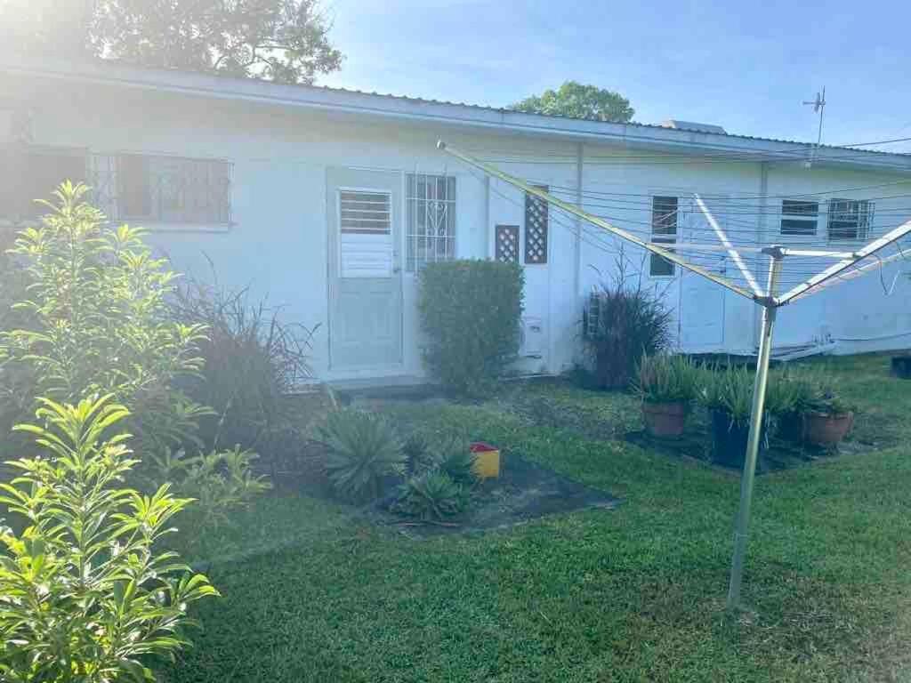 West Coast 1 Bedroom Apartment 66 - Close To Beach Saint James Extérieur photo