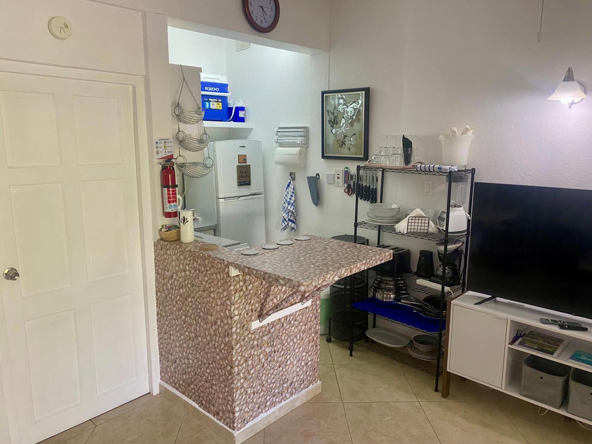West Coast 1 Bedroom Apartment 66 - Close To Beach Saint James Extérieur photo